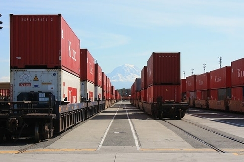 Контейнеризация грузов делает железнодорожные грузоперевозки эффективнее автотранспортных